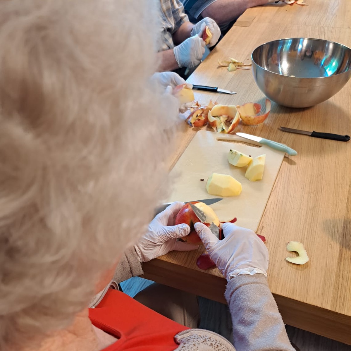 Heimbewohnerin schält Apfel