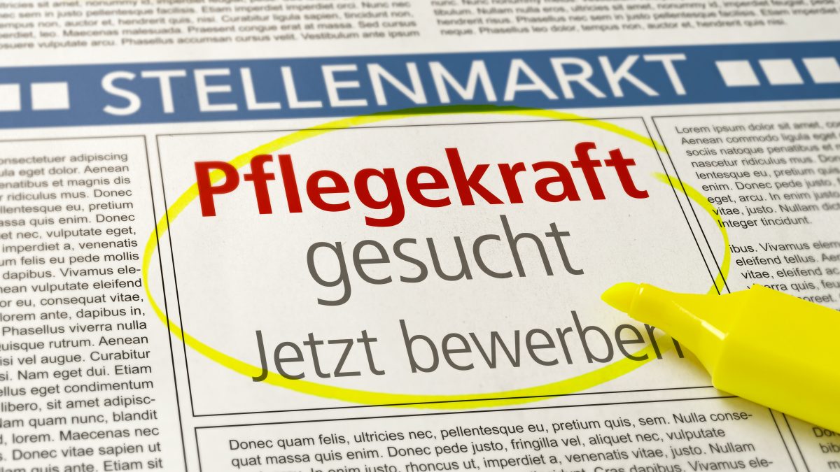 Zeitungsausschnitt mit Pflegekraft gesucht