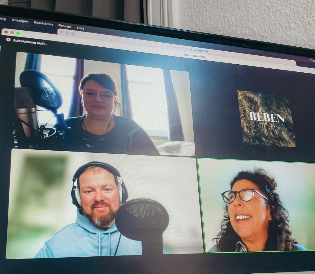 Splitscreen mit verschiedenen Teilnehmern beim Podcast Pflegebums
