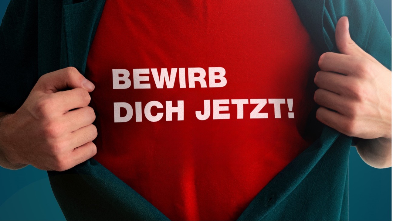 Bild von einer Person. Jacke aufgezogen und man erkennt das Tisch mit dem Satz: Bewirb dich jetzt
