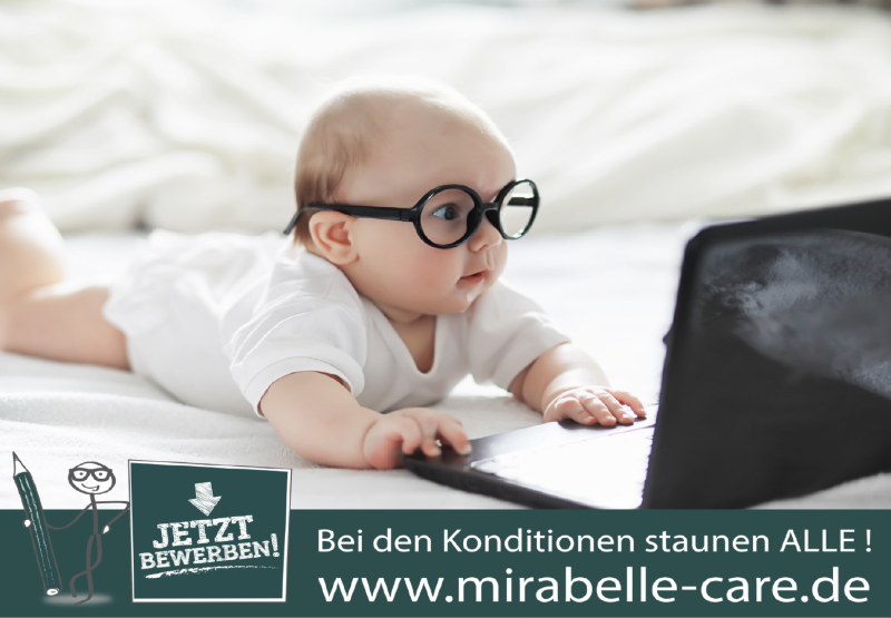 Baby sitzt vor einem Laptob mit Brille